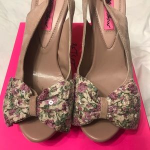 Betsey Johnson Fionna heels